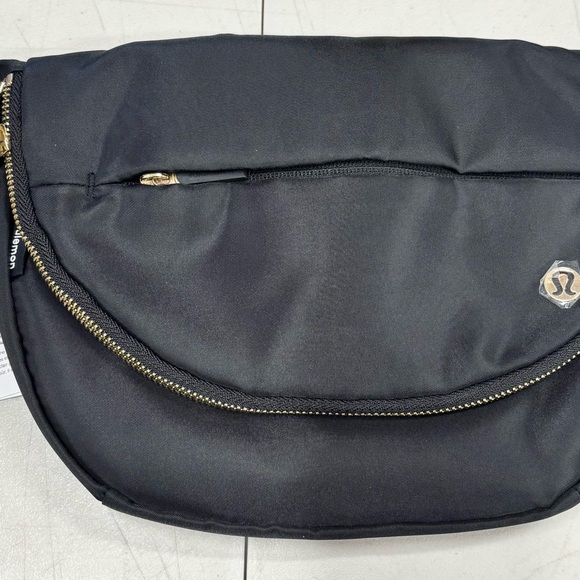 Lululemon All Night Festival Bag 5L Black Gold Tone Zipper Crossbody NWT - Picture 1 of 8